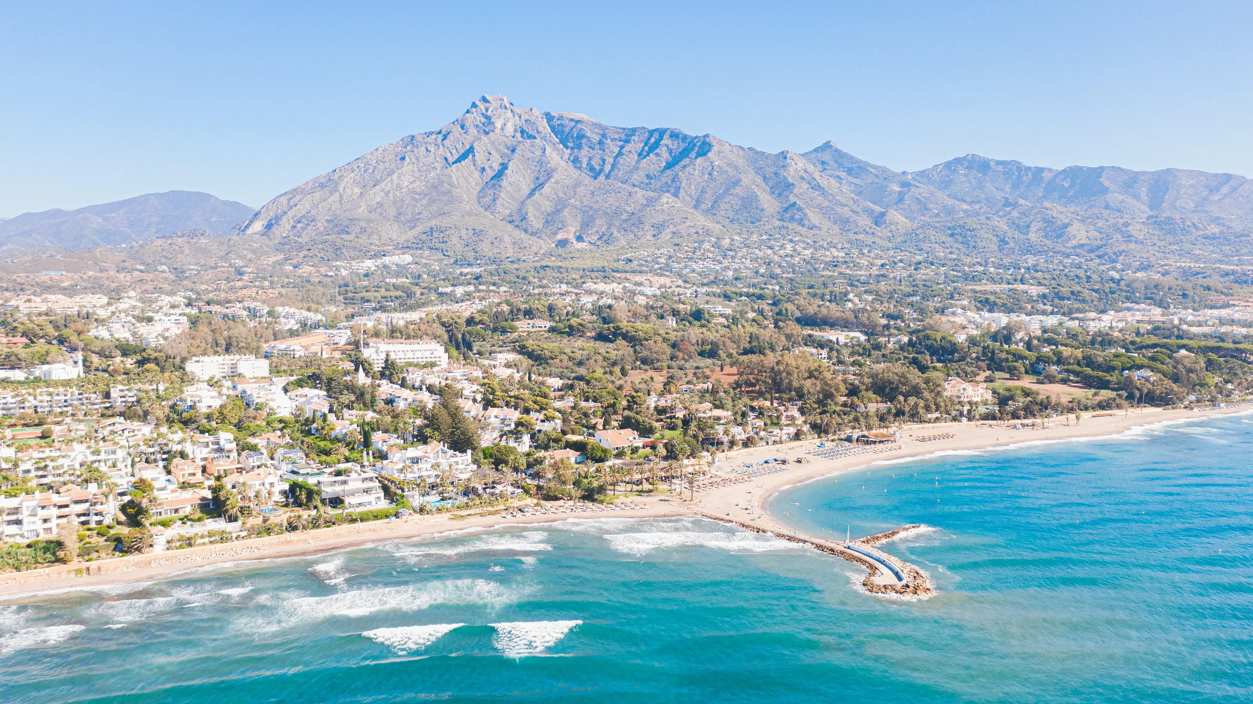 Vista aérea de La Concha sobre Marbella, con la costa y la playa en primer plano.